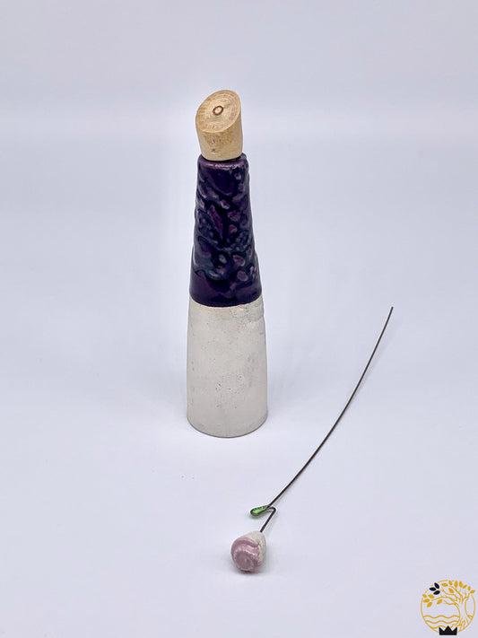 Keramikgefäss mit Deckel in violett