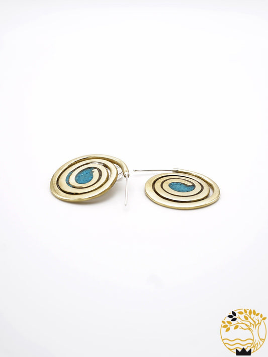 Spiralförmige Ohrstecker aus Bronze und blauem Sand