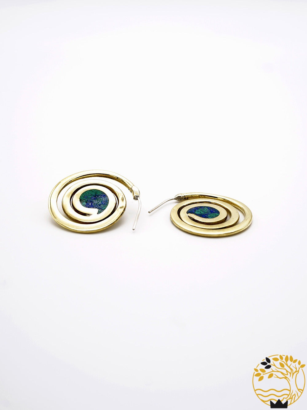 Spiralförmige Ohrstecker aus Bronze und blau-grünem Sand