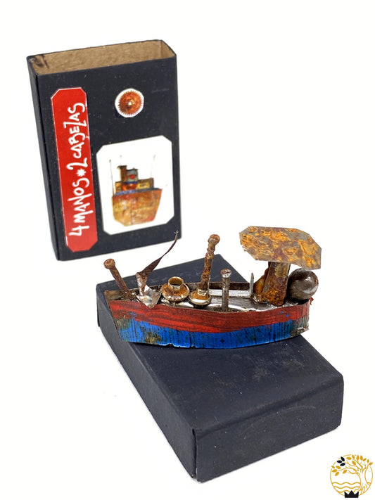 Fischerboot aus recyceltem Material in Zündholzschachtel blau & rot