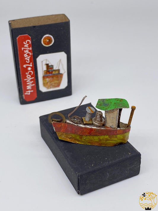 Fischerboot aus recyceltem Material in Zündholzschachtel gelb/rot