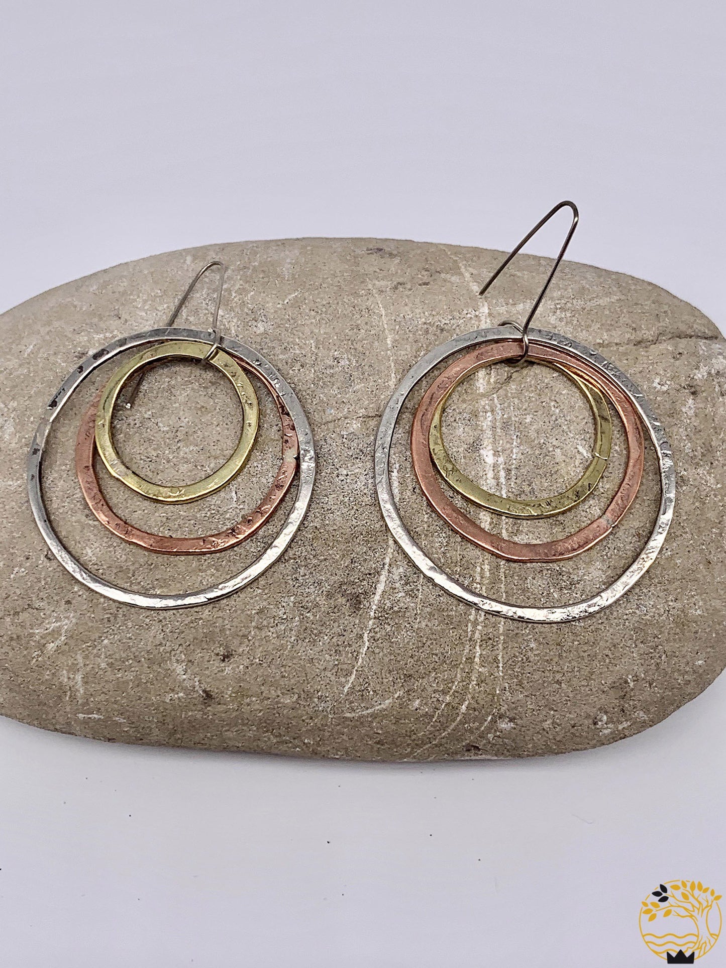 Ohrringe mit mehreren Kreisen in verschiedenen metallen