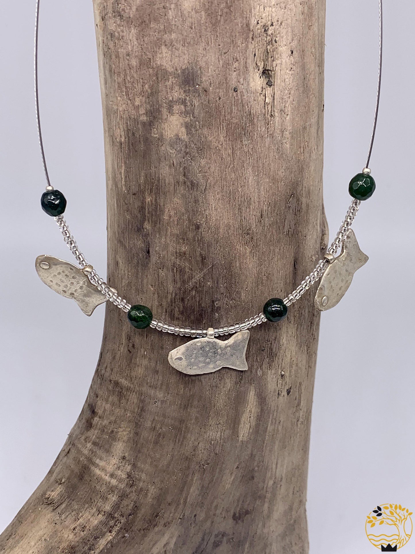 Halskette mit drei Fischchen und dünkelgrünen Steinen