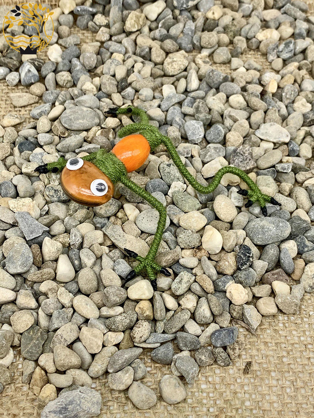 Frosch aus Wolle, Draht und Holz mit orangem Bauch