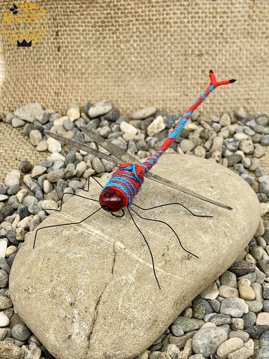 Rot/blaue Libelle aus Wolle, Draht und Schalen